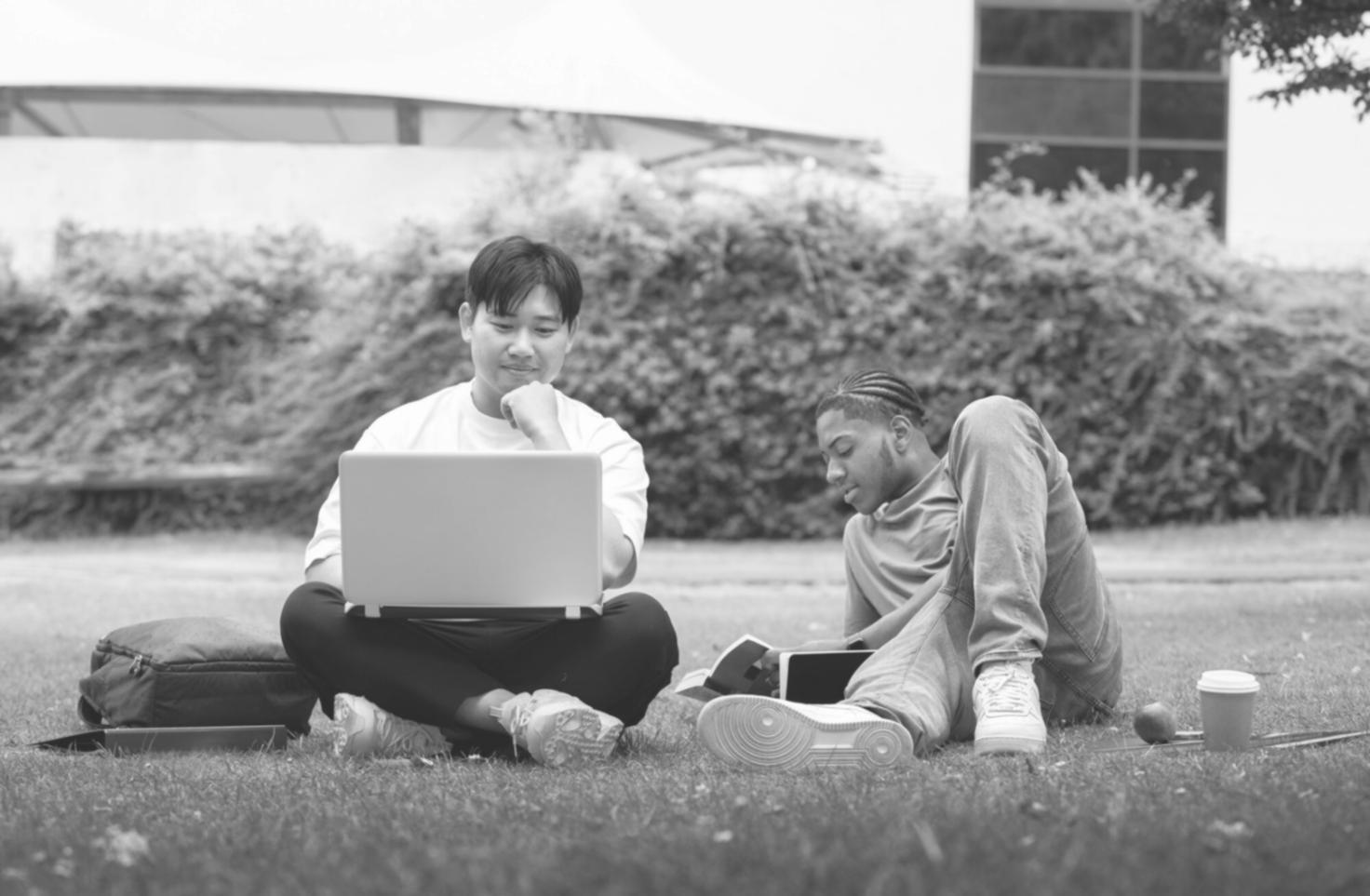 Espace de travail organisé avec documents financiers et planification budgétaire