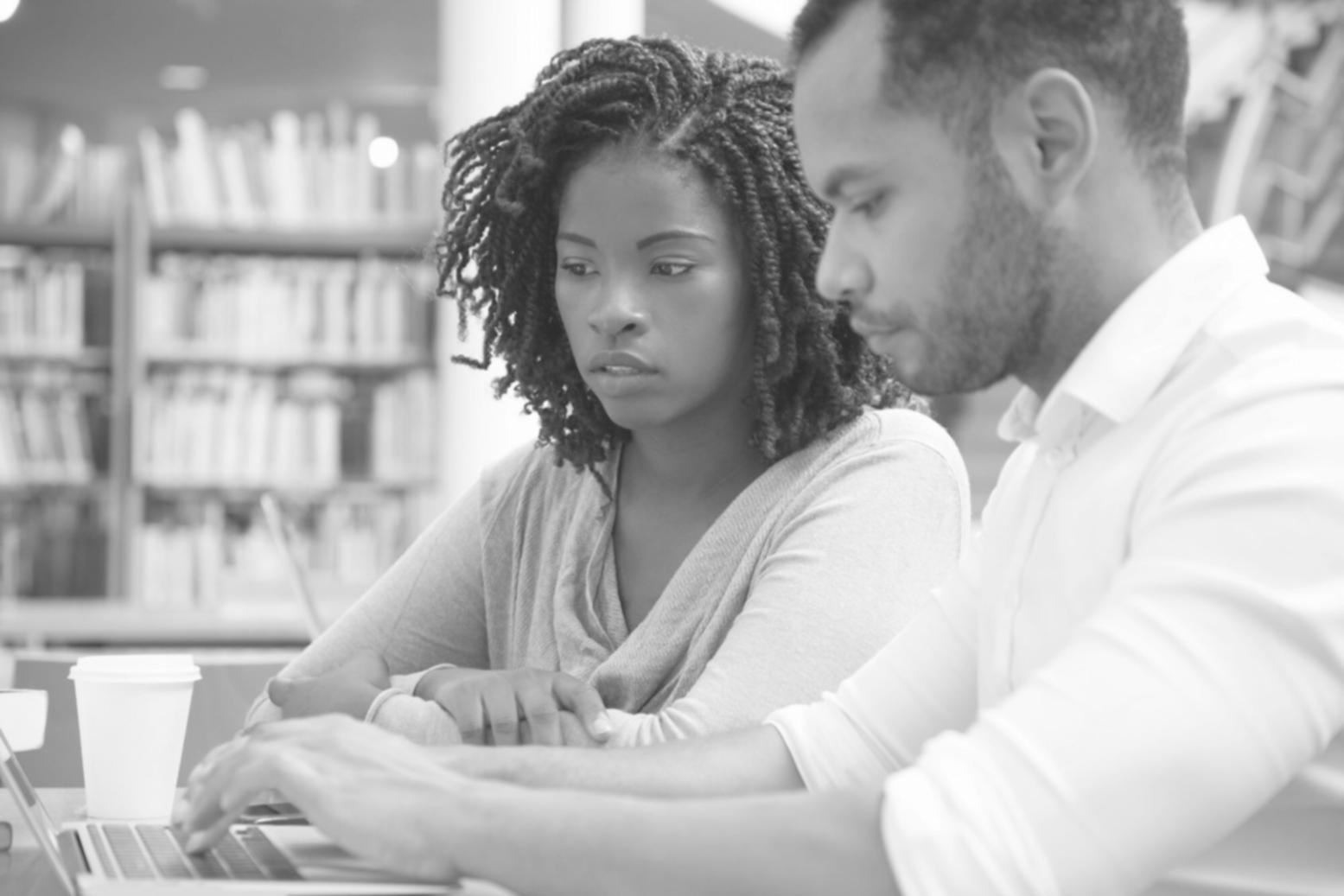 Espace de travail organisé avec documents financiers